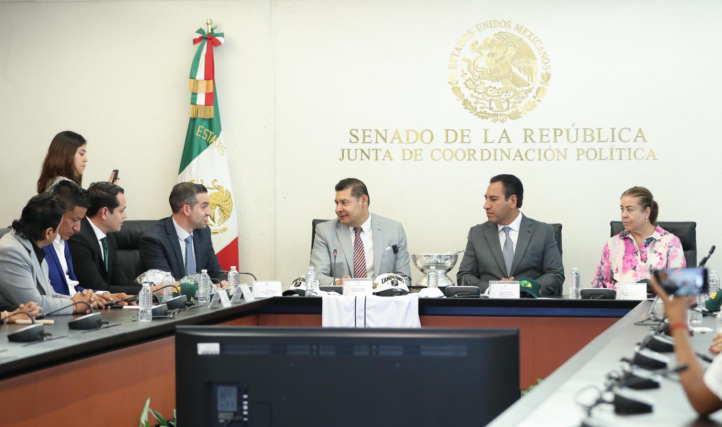 Entrega de reconocimientos al equipo de beiisbol Pericos de Puebla-