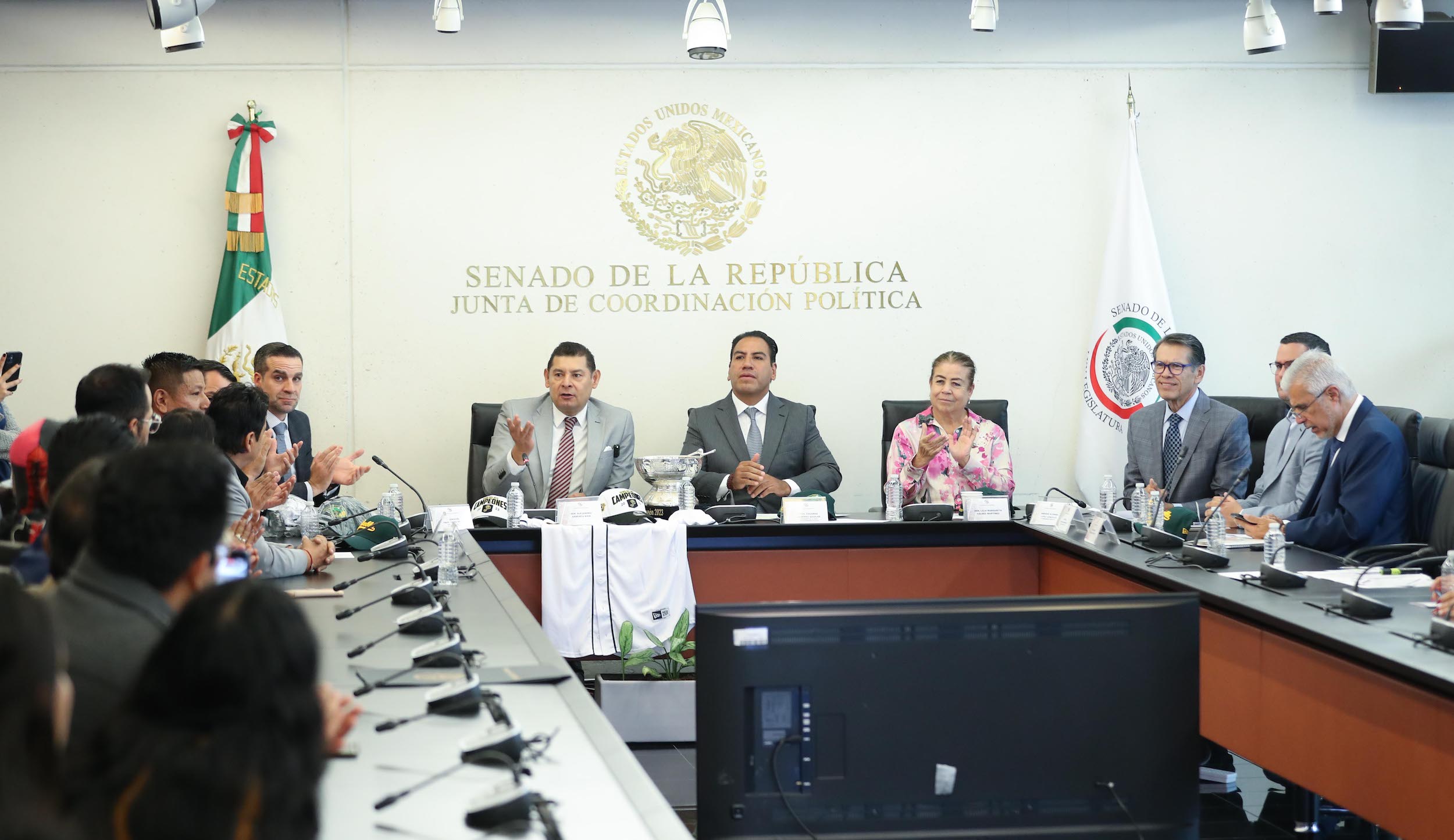 Entrega de reconocimientos al equipo de beiisbol Pericos de Puebla-