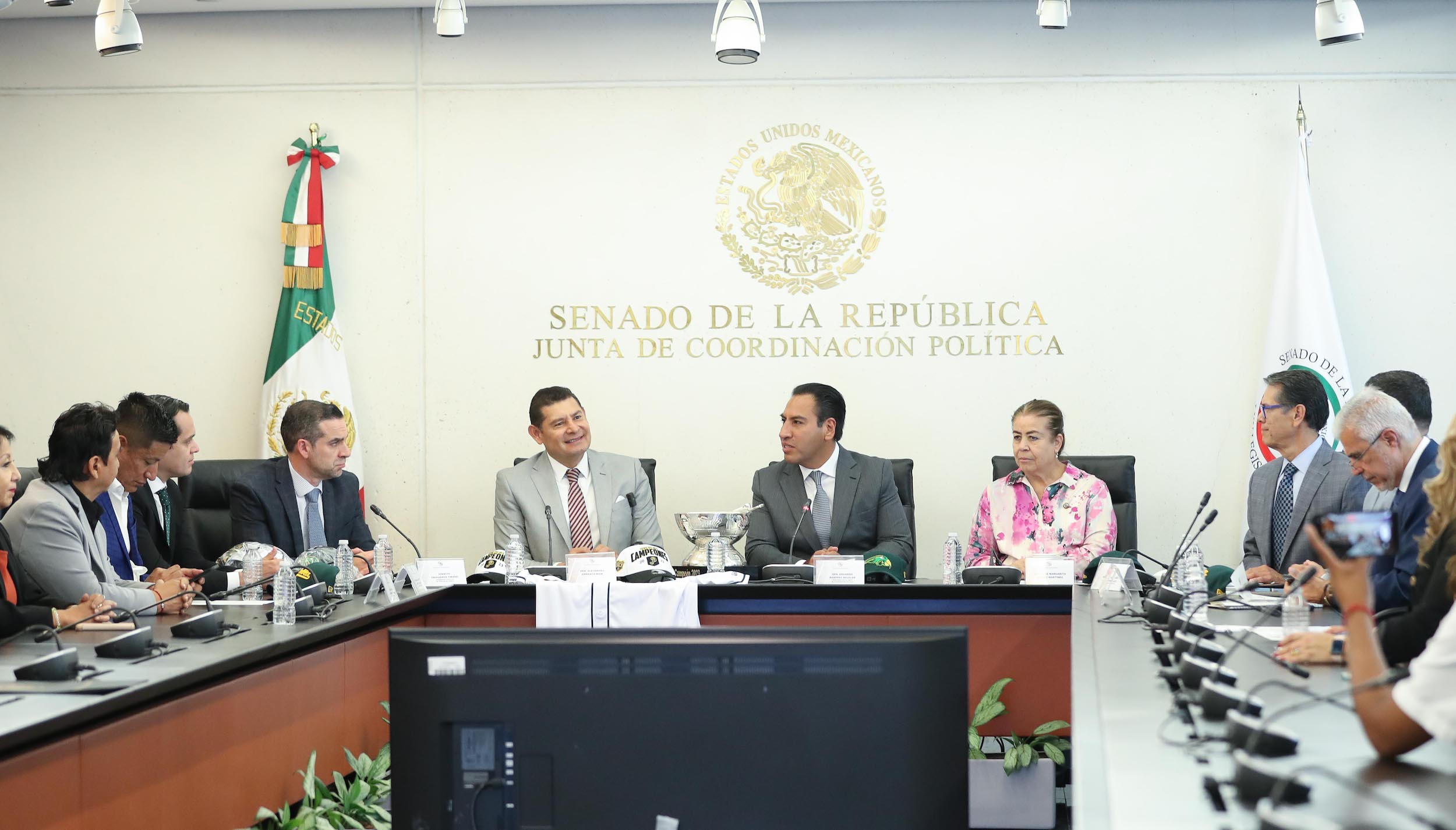 Entrega de reconocimientos al equipo de beiisbol Pericos de Puebla-