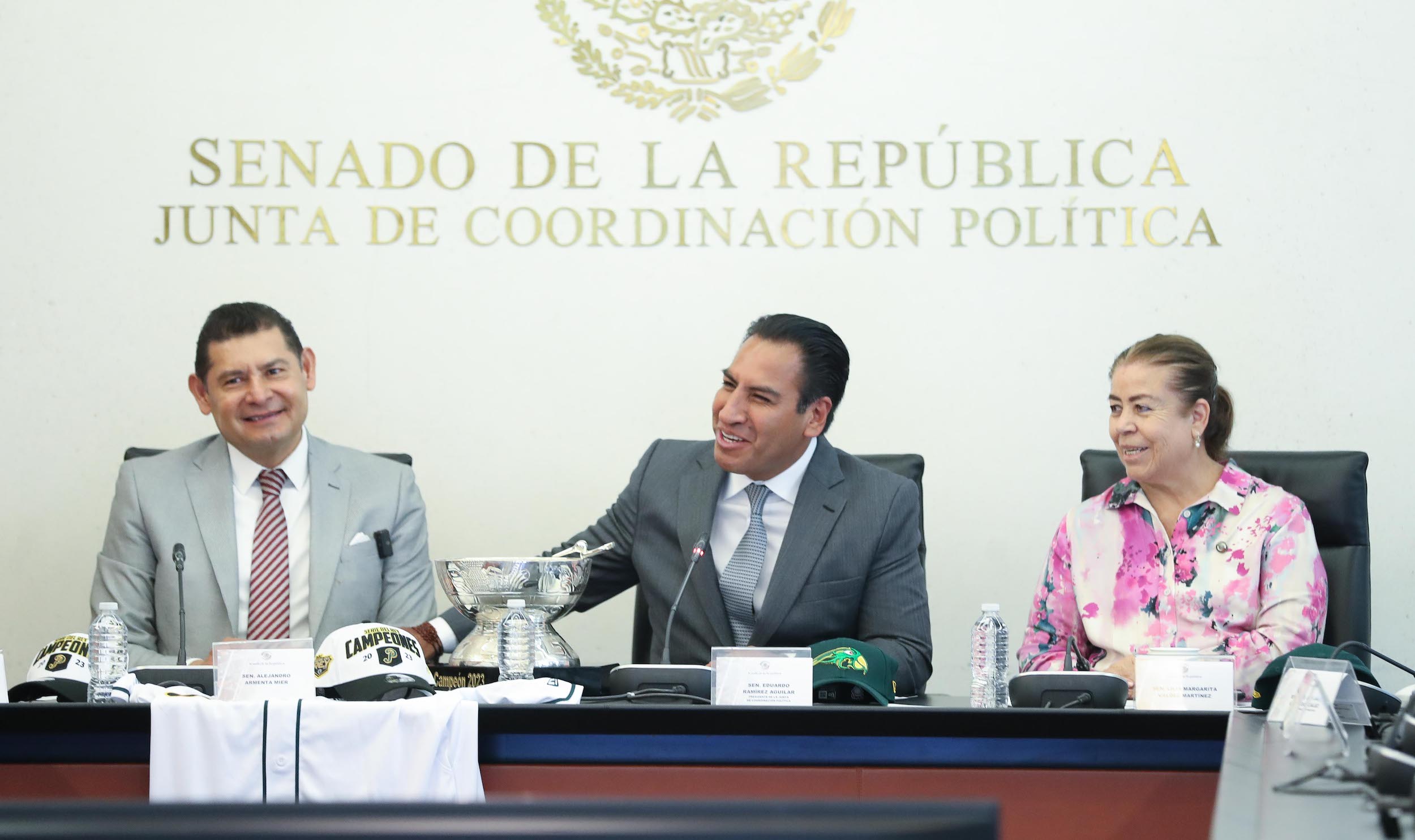 Entrega de reconocimientos al equipo de beiisbol Pericos de Puebla-