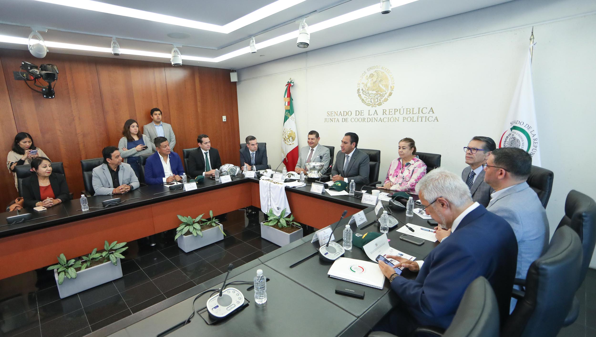 Entrega de reconocimientos al equipo de beiisbol Pericos de Puebla-