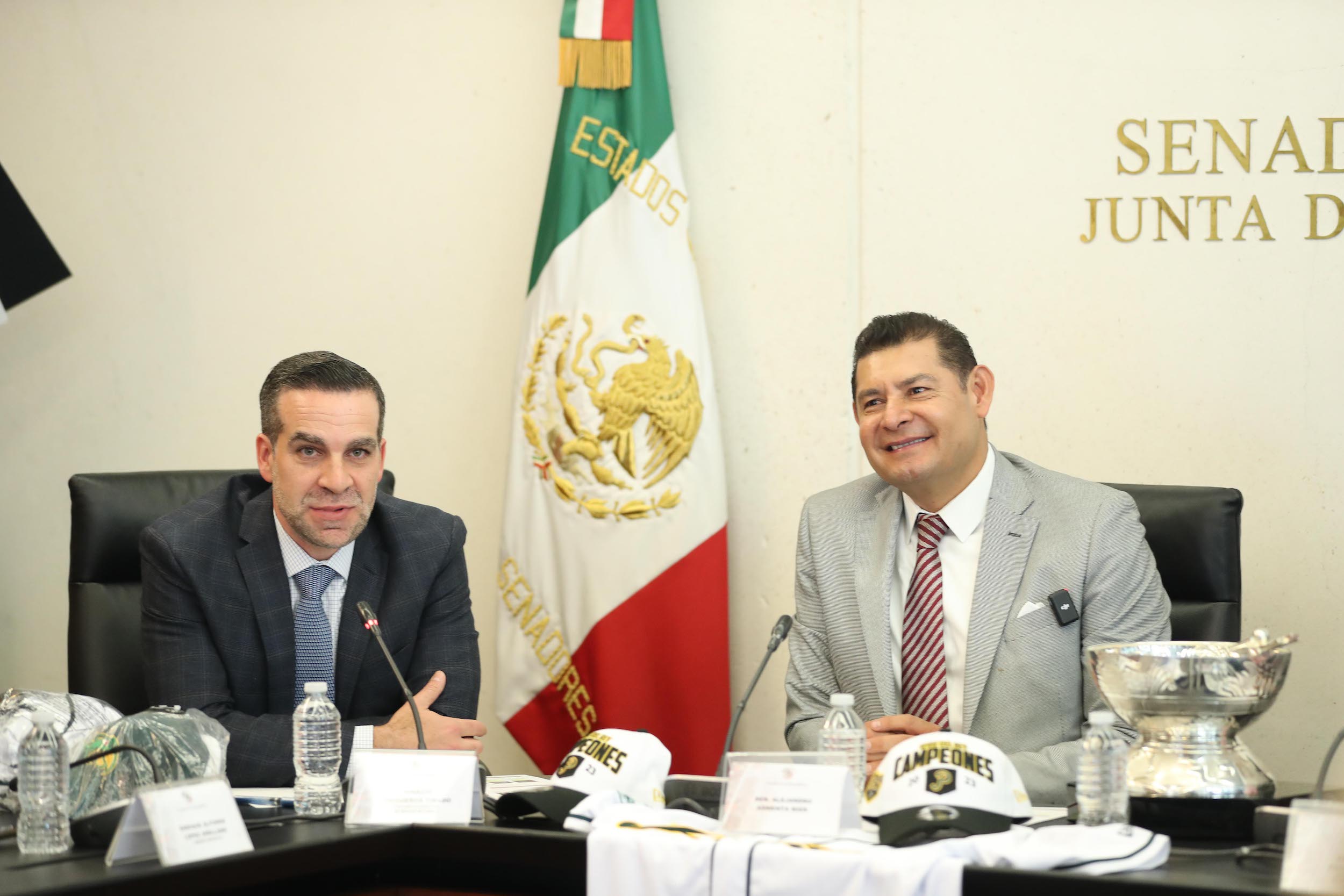 Entrega de reconocimientos al equipo de beiisbol Pericos de Puebla-