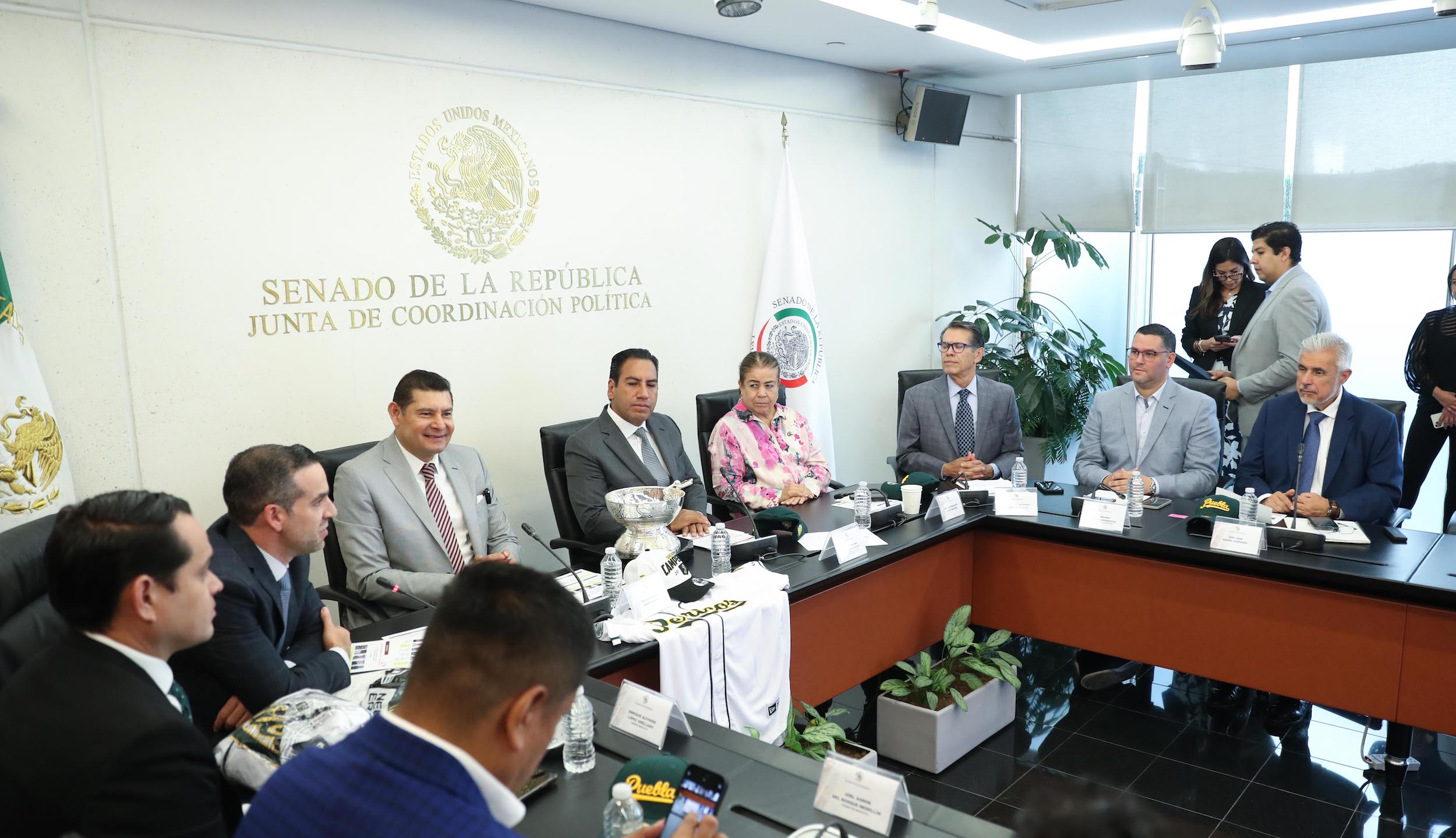 Entrega de reconocimientos al equipo de beiisbol Pericos de Puebla-