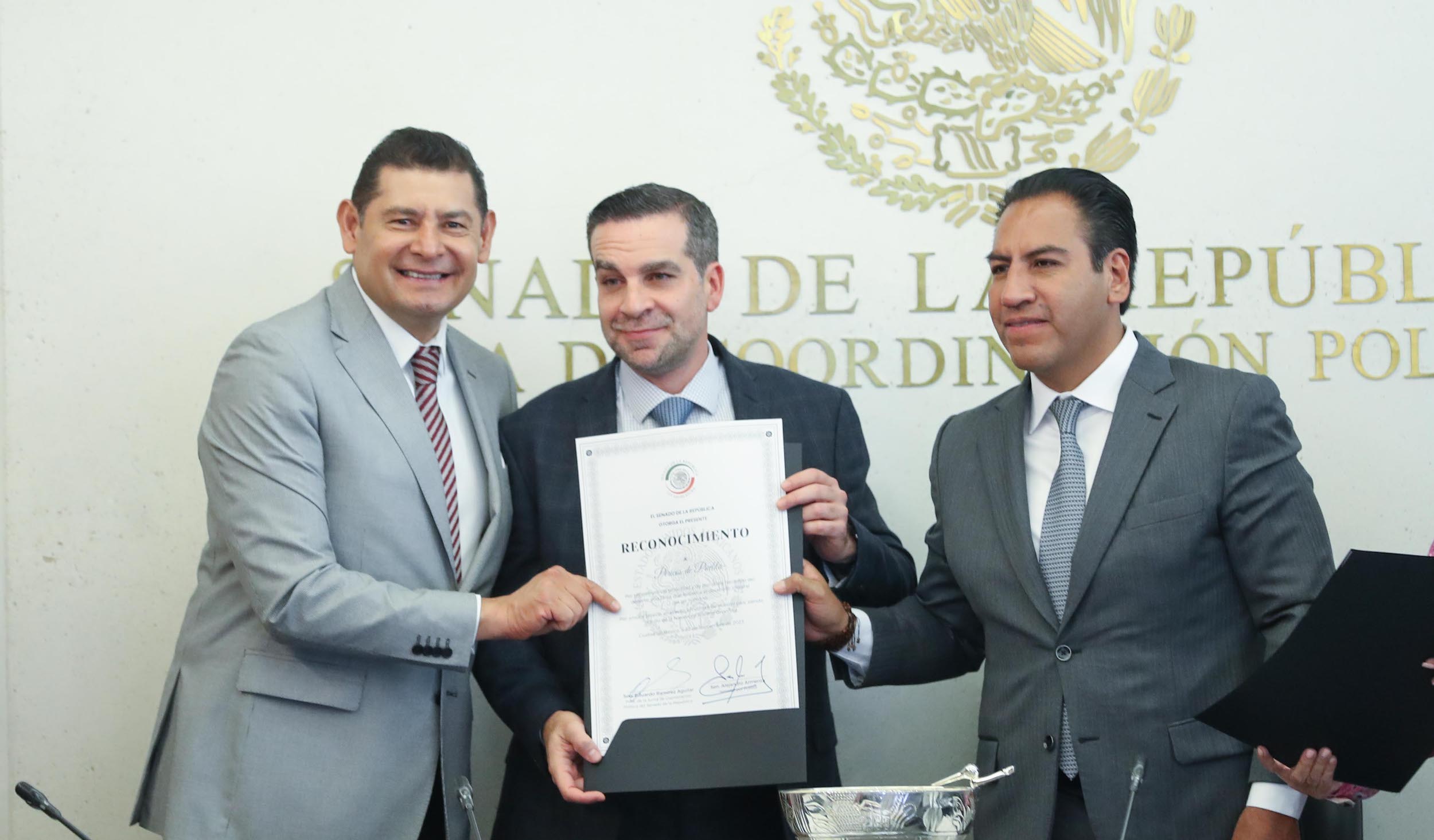 Entrega de reconocimientos al equipo de beiisbol Pericos de Puebla-