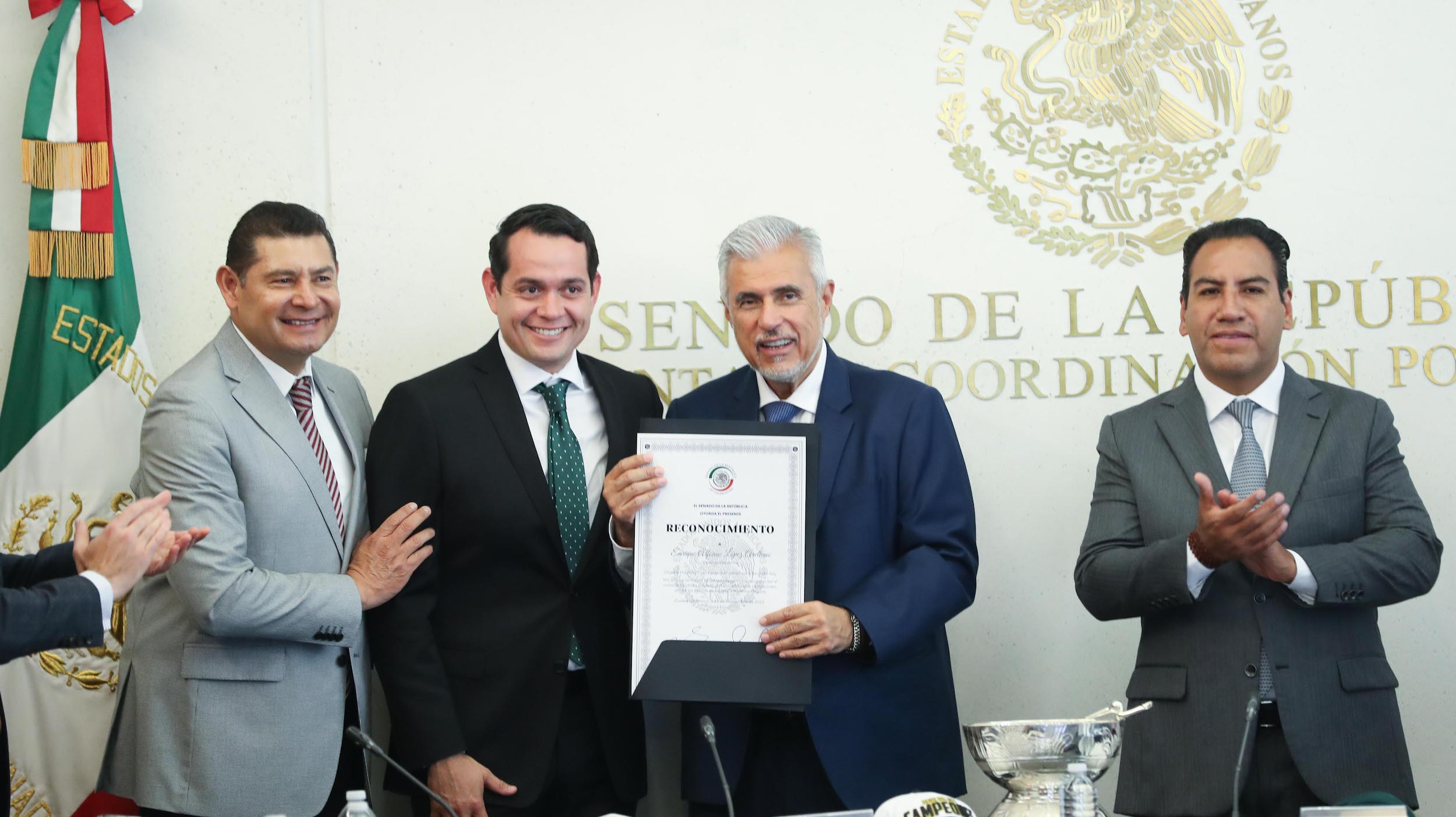 Entrega de reconocimientos al equipo de beiisbol Pericos de Puebla-