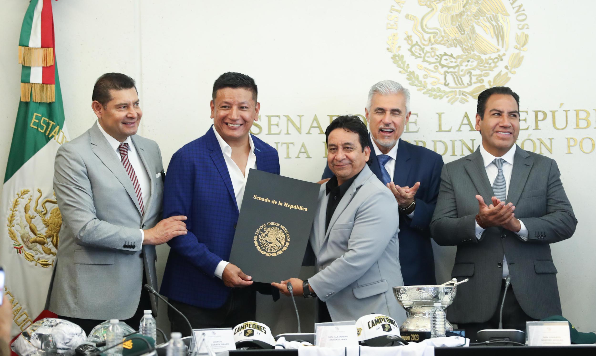 Entrega de reconocimientos al equipo de beiisbol Pericos de Puebla-