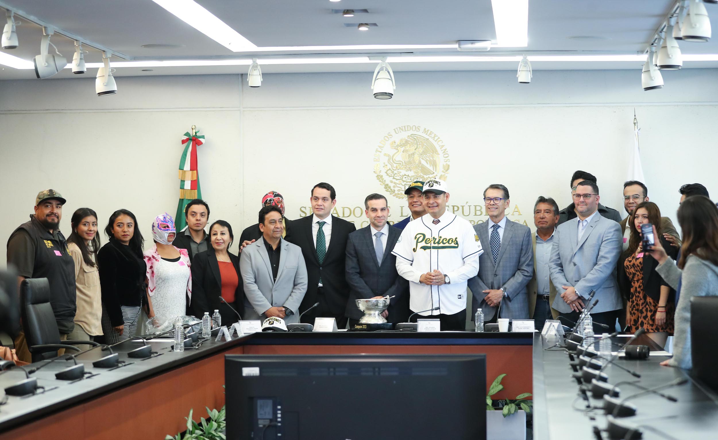 Entrega de reconocimientos al equipo de beiisbol Pericos de Puebla-