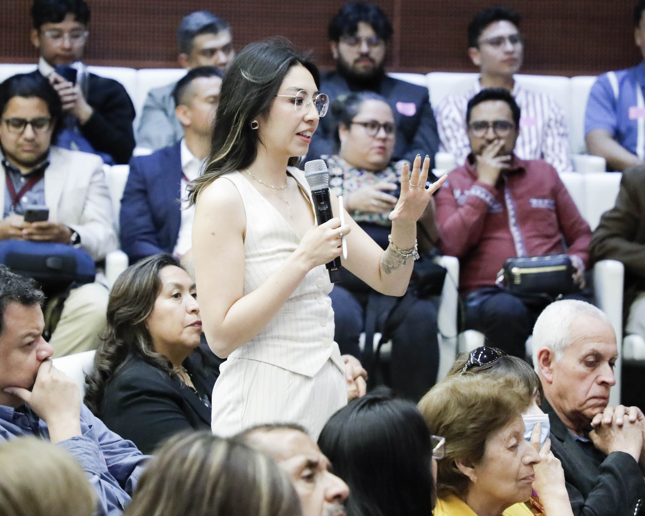 Presentacioin del Libro El Muilticolor de la Energiia-