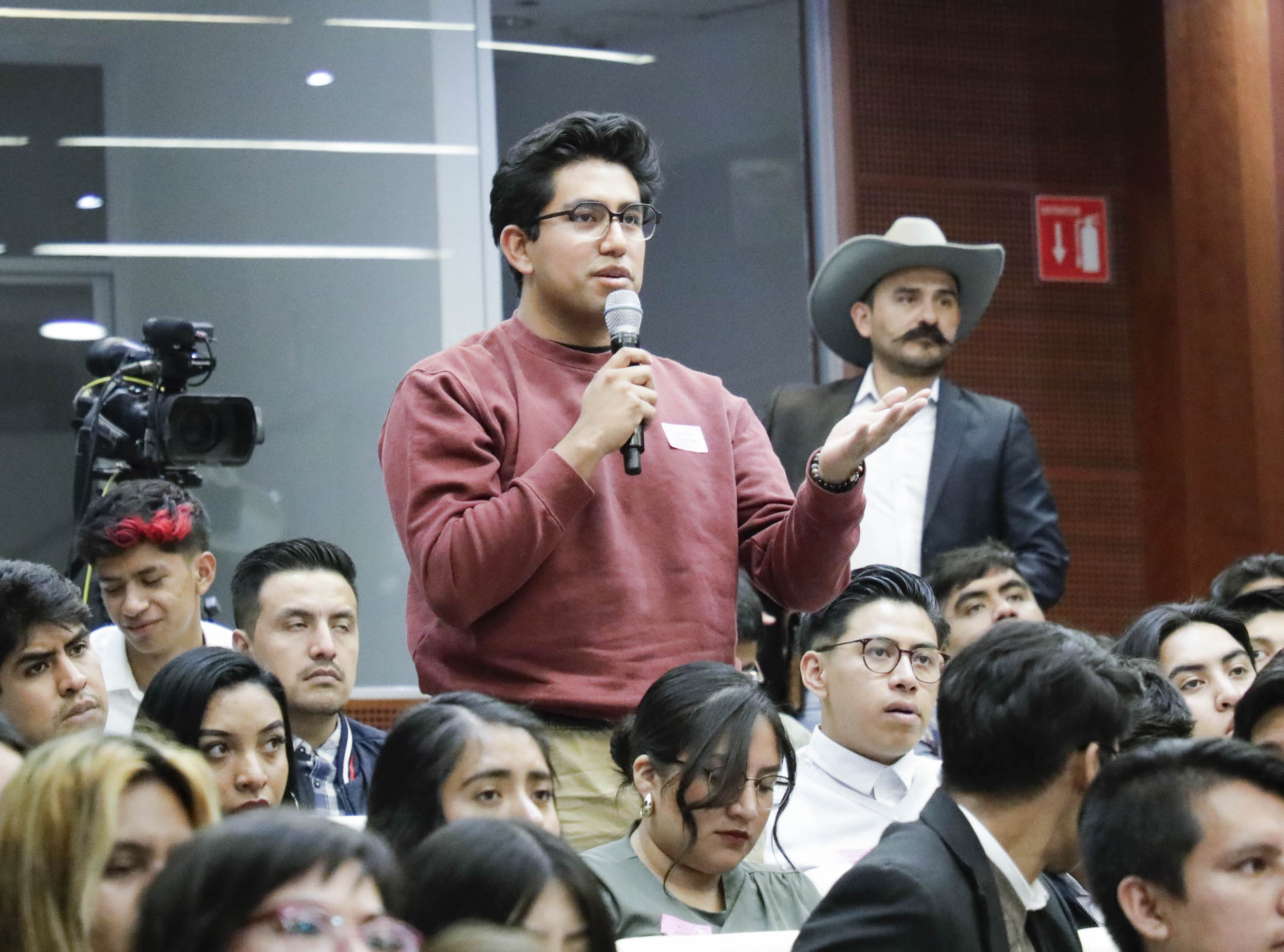 Presentacioin del Libro El Muilticolor de la Energiia-
