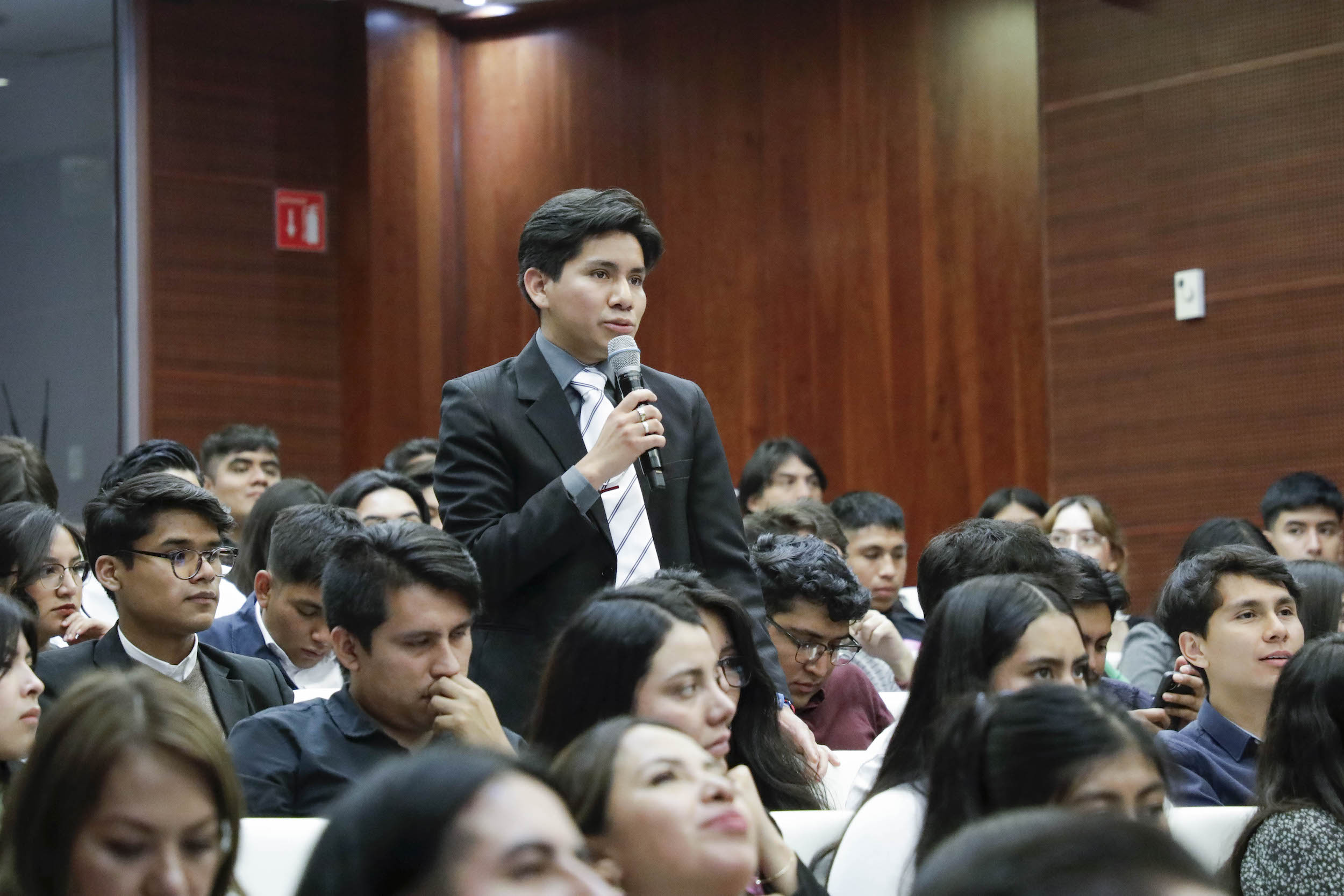 Presentacioin del Libro El Muilticolor de la Energiia-