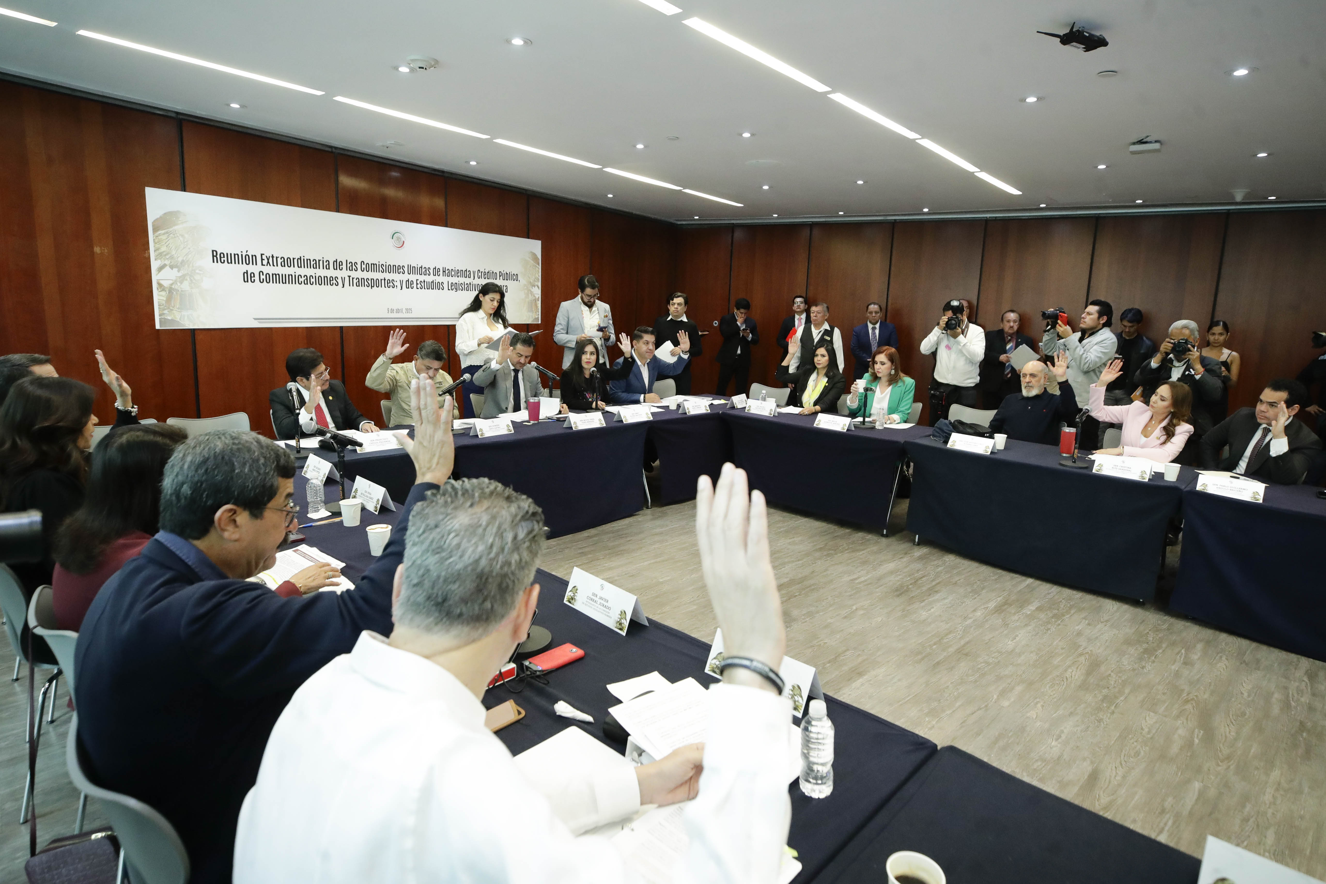 Com Unidas Hacienda Com y Transp y Est Leg Primera-