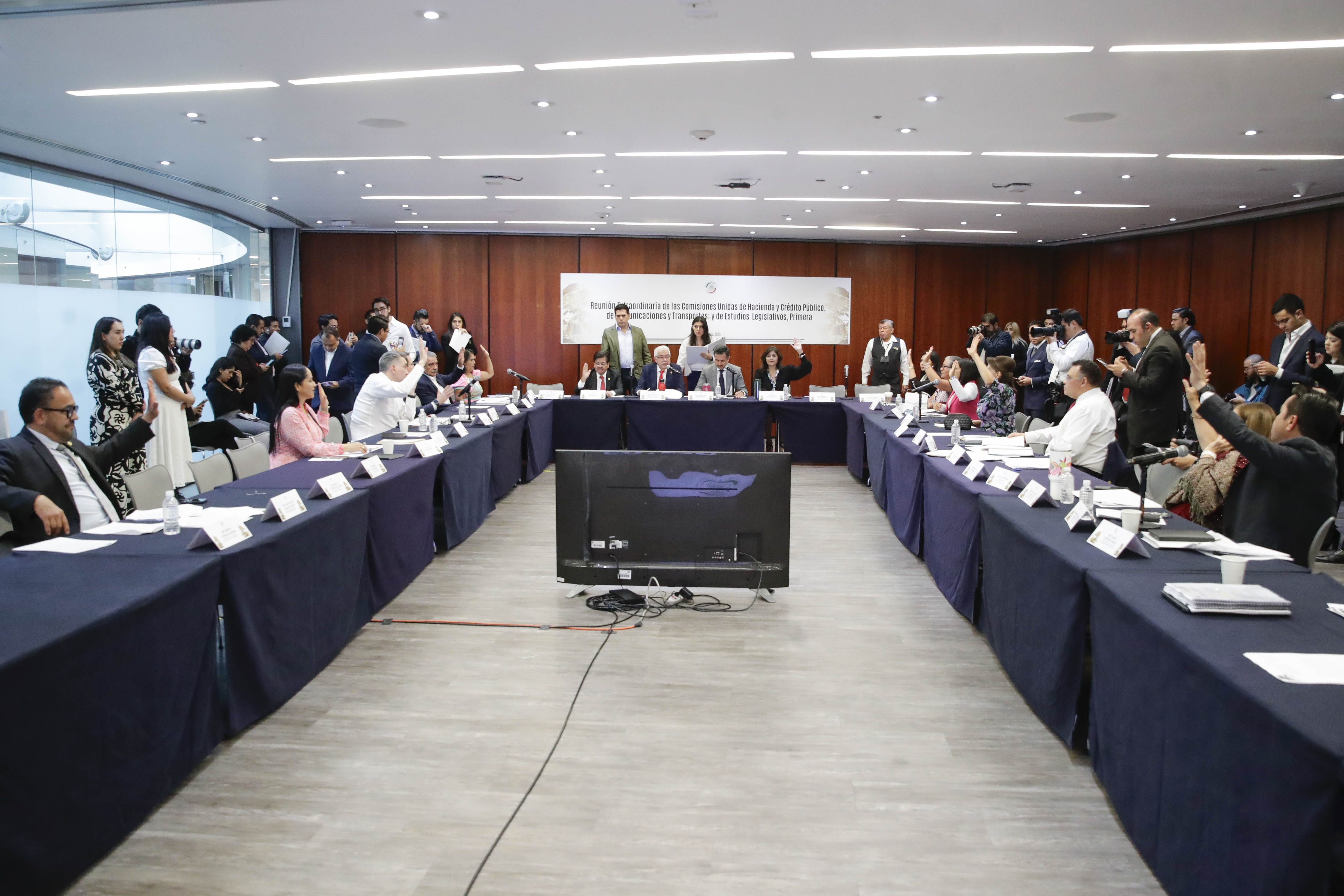 Com Unidas Hacienda Com y Transp y Est Leg Primera II-