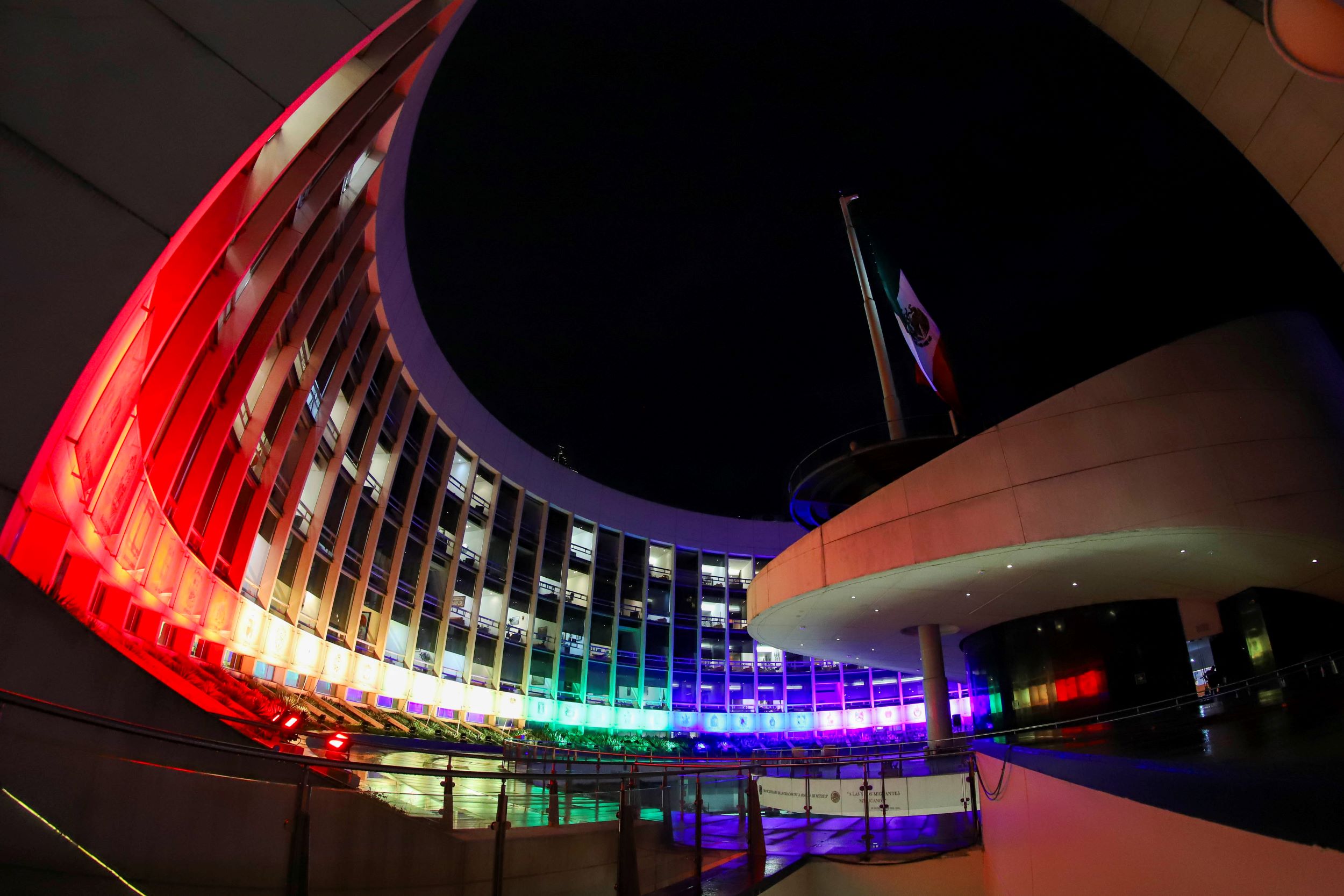 Iluminación por el Día Internacional del Orgullo LGBTIQ+